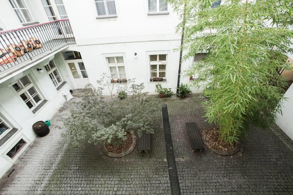 Quiet Apartment With Balcony Charles Bridge Prag Exteriör bild