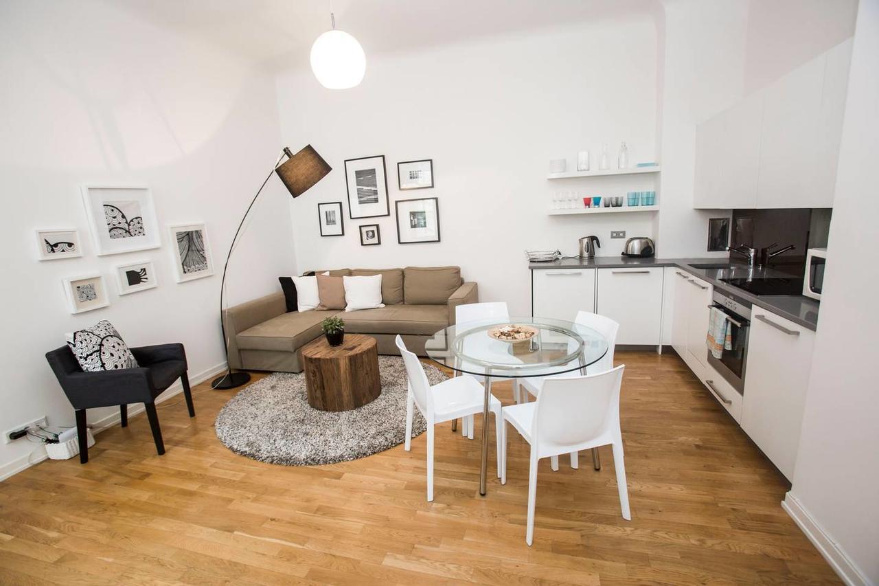 Quiet Apartment With Balcony Charles Bridge Prag Exteriör bild