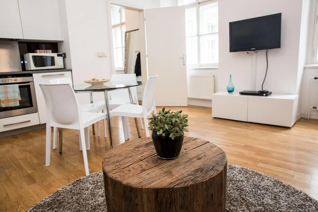 Quiet Apartment With Balcony Charles Bridge Prag Exteriör bild
