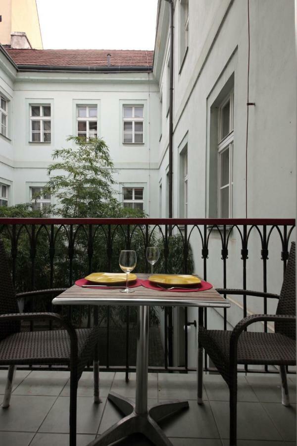 Quiet Apartment With Balcony Charles Bridge Prag Exteriör bild