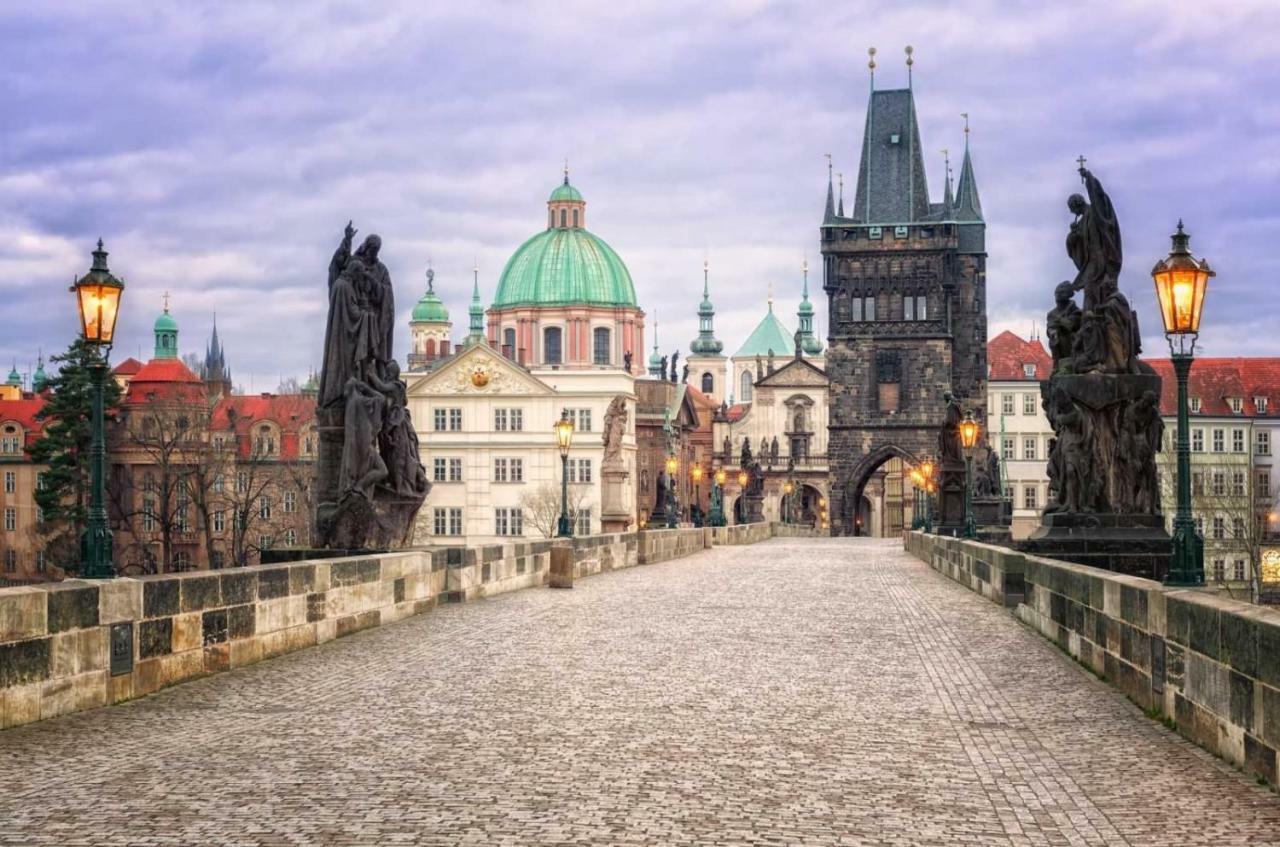Quiet Apartment With Balcony Charles Bridge Prag Exteriör bild