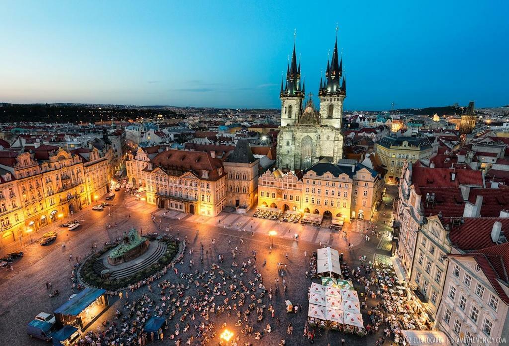 Quiet Apartment With Balcony Charles Bridge Prag Exteriör bild