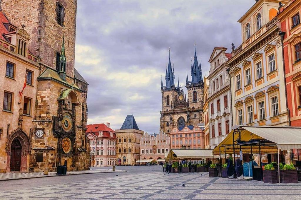 Quiet Apartment With Balcony Charles Bridge Prag Exteriör bild